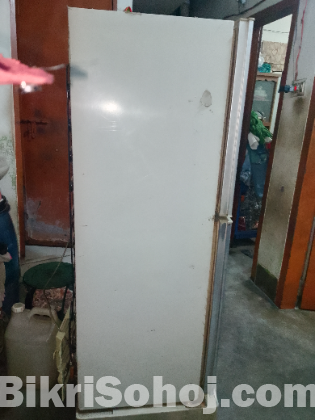 ব্যবহৃত ফ্রিজ বিক্রি।